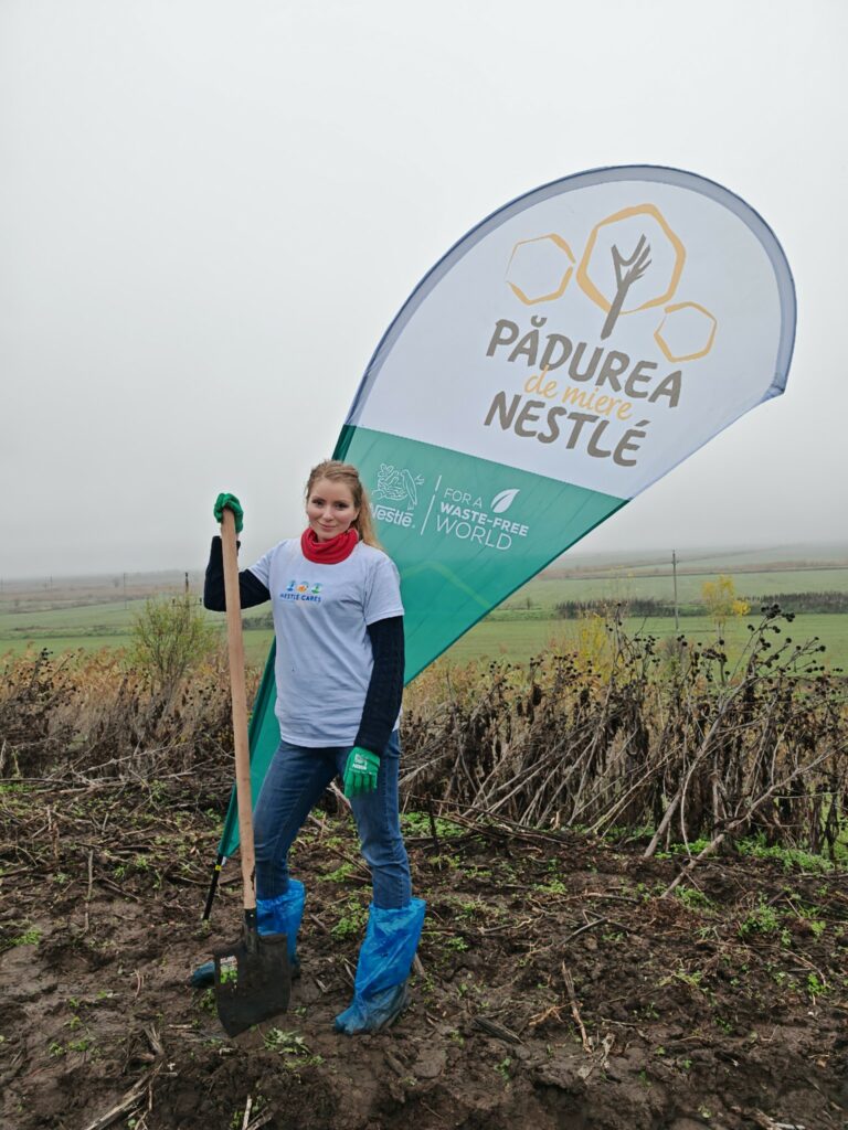 Proiectul Nestlé ”Pădurea de Miere” sau cum mi-am petrecut eu o zi de vineri plantând salcâmi